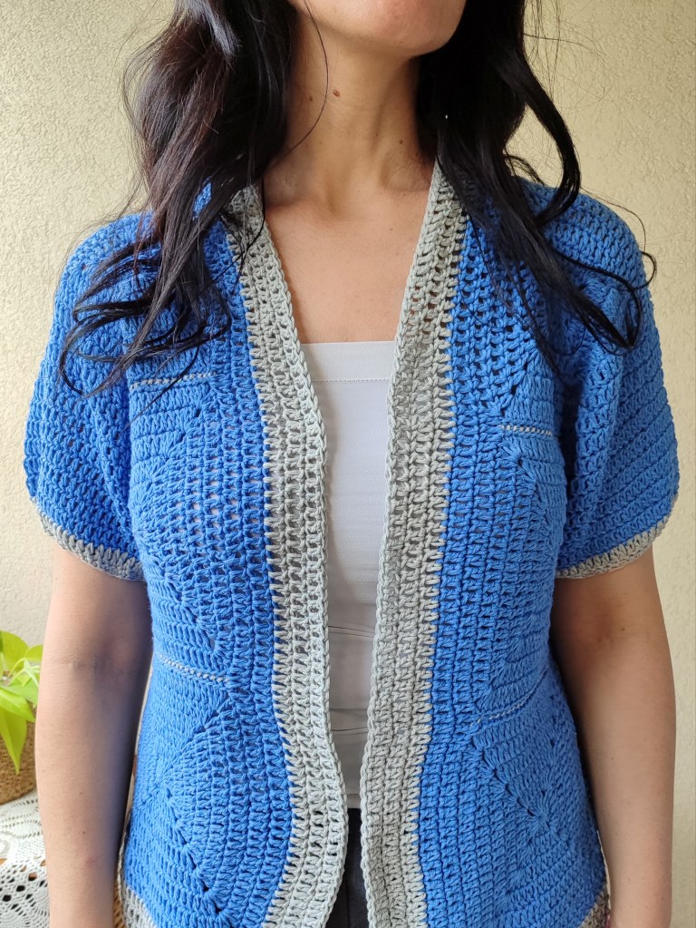 Fabriquée à la main à partir de fils de coton recyclés, de haute qualité, confortable et souple au toucher, cette veste convient à toutes les occasions et à toutes les saisons. Elle a un look à la fois moderne et classique.