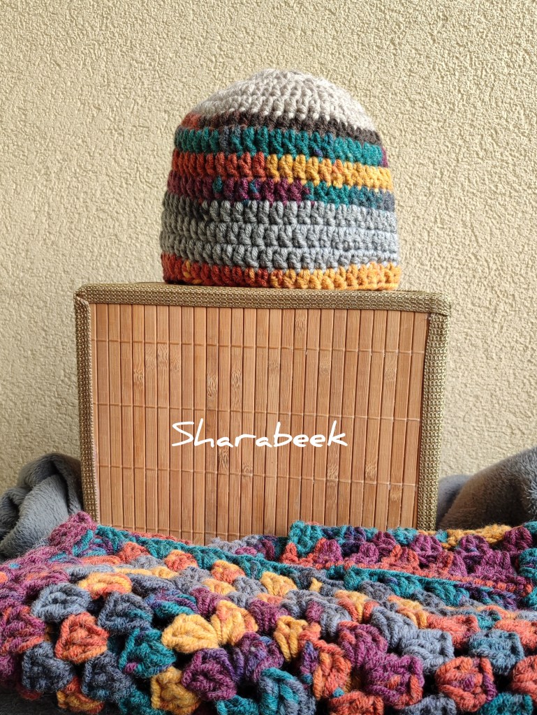 Réchauffez votre hiver avec élégance grâce à ce magnifique bonnet d'hiver. Fait à la main avec des fils de haute qualité, il est incroyablement doux et chaud au toucher.