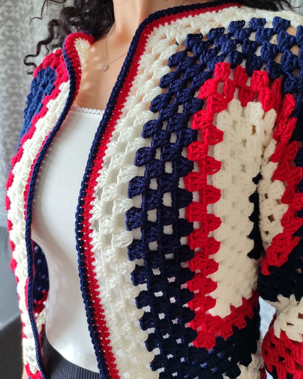 Veste carrée. rouge